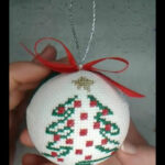 Schemi punto croce: tante idee originali per decorare palline di Natale
