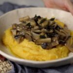 Gusta l&#8217;autunno con un piatto rustico: Funghi porcini in umido con polenta cremosa